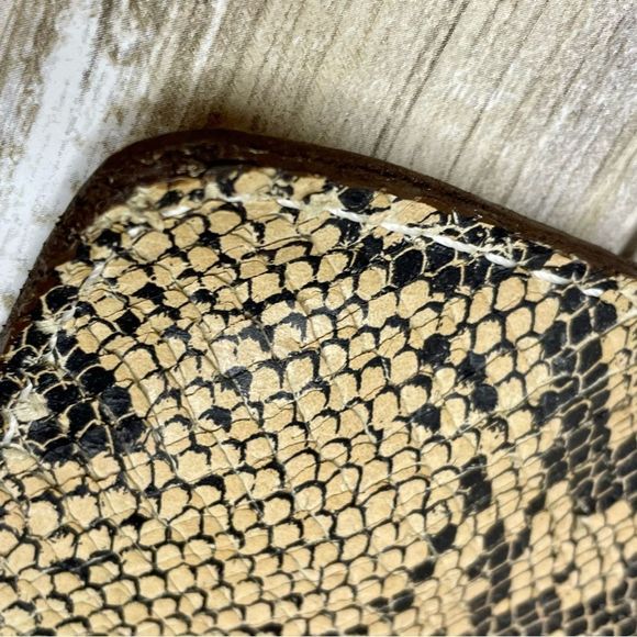 Leather snake skin wallet has cash pockets so that you can stick to your budget - Picture 3 of 14